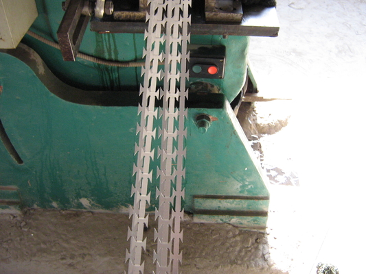 Fully Automatic Barbed Wire Machine , 380V Razor Blade Making Machine